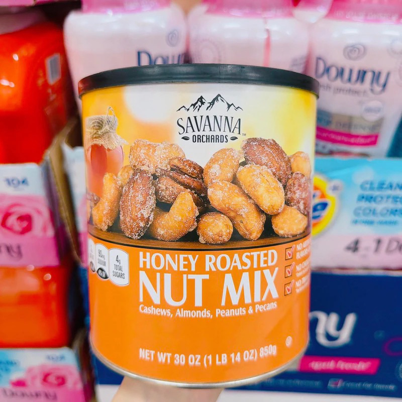 Hạt hỗn hợp tẩm mật ong Savanna Của Mỹ Hộp 850g - Sản phẩm hạt hỗn hợp Honey Roasted Nut Mix từ thương hiệu Savanna Orchards nổi tiếng của Mỹ. Đây là sản phẩm ăn vặt rất tiện lợi, là hỗn hợp của bốn loại hạt: hạt điều, hạt hạnh nhân, hạt hồ đào và hạt mắc