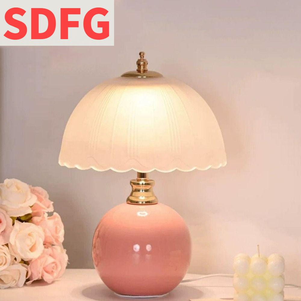 SDFG ฝาครอบกระจก โคมไฟตั้งโต๊ะดอกไม้ ครีมสไตล์ ฐานเซรามิก โคมไฟข้างเตียง คลาสสิก ต่อสายแล้ว โคมไฟโต๊ะนอร์ดิก สำหรับบ้าน ราคา 546 บาท*ส่งฟรี