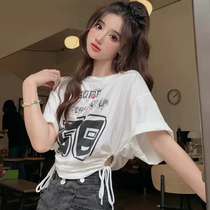 เสื้อยืดแขนสั้นพิมพ์ลายสาวฮอตสุดเท่สำหรับผู้หญิงสายรัดเชือกรูดฉลุลายดีไซน์เก๋เสื้อตัวสั้นทรงหลวม ราคา 129 บาท*ส่งฟรี