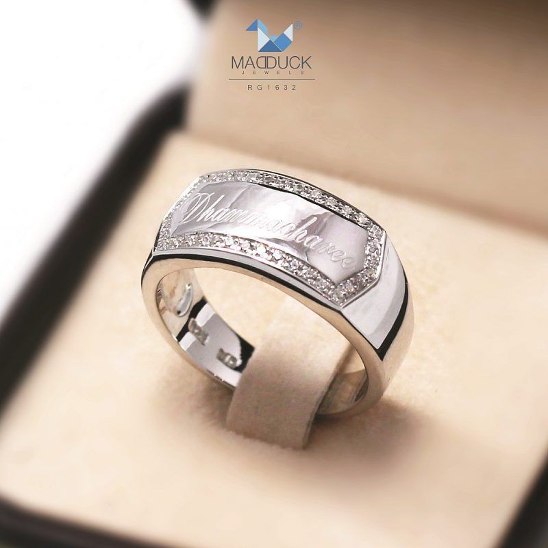 แหวน madduckjewels RG1632 เงินแท้ 925 CZ / โมอิส (Moissanite) / เพชรแลป (Lab Grown) ชุบโรเดียม นามสกุลหน้ากว้าง 8 mm ราคา 5,680 บาท*ส่งฟรี