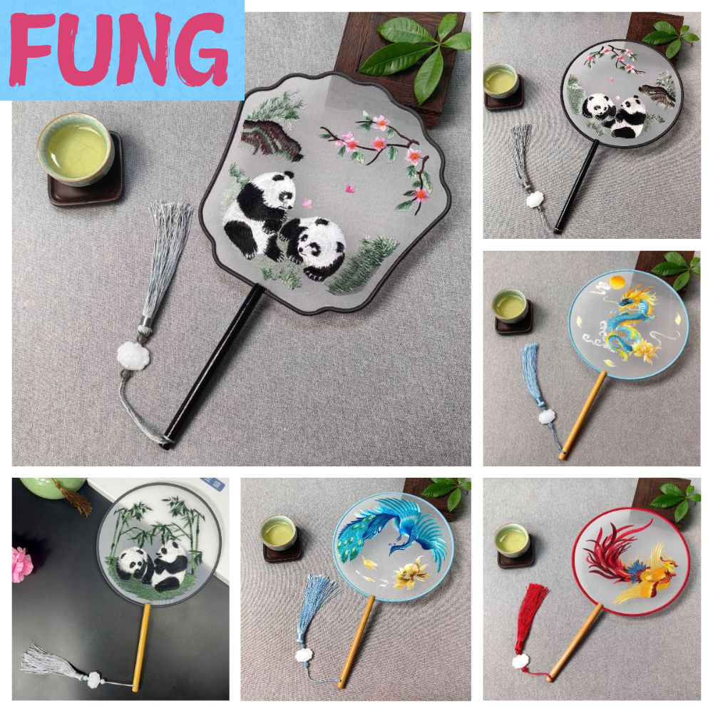 FUNG แพนด้าน่ารัก พัดผ้าไหมปัก สไตล์จีนจีน สร้างสรรค์และสร้างสรรค์ พัดกลมปักลาย ของขวัญสำหรับเด็ก แบบสองด้าน พัดลมกลมสไตล์จีนโบราณ ของตกแต่งบ้าน ราคา 134 บาท*ส่งฟรี