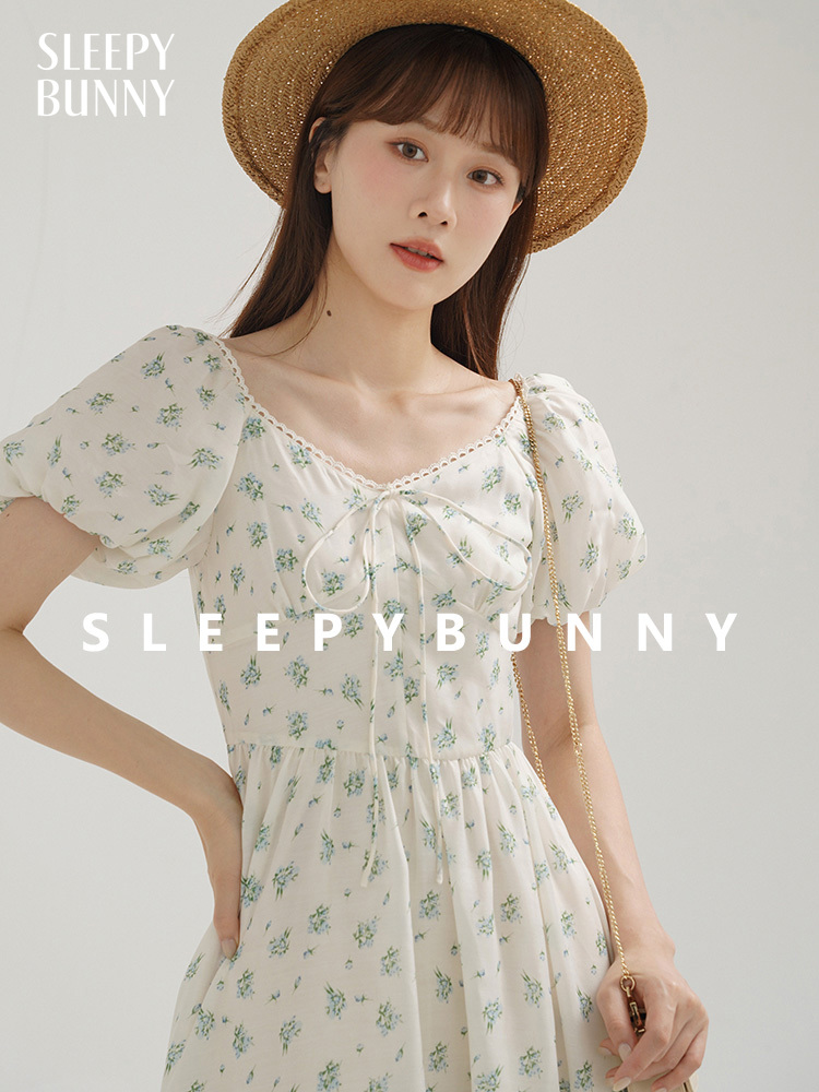 SLEEPY BUNNY DS Elegant Floral Puff Sleeve Dress for Women Summer French Style Long Sundress with Square Neck Lightweight Vintage Casual Outfit ราคา 1,517 บาท*ส่งฟรี