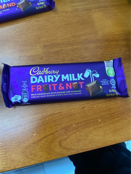 Socola Cadbury trái cây và hạt 90g