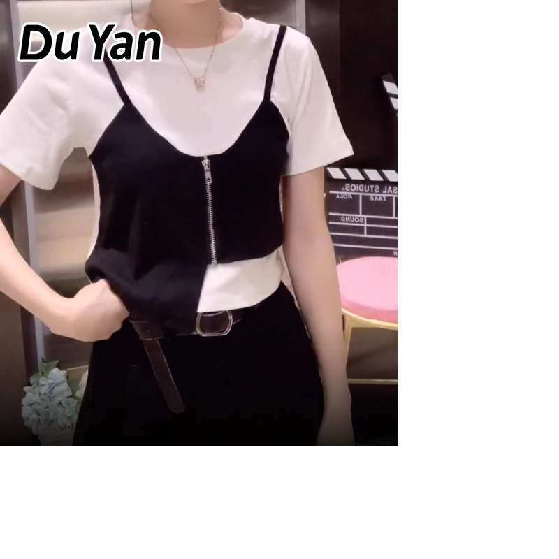 Du Yan Sweet Style Knit Short Sleeve Crop Top with Zipper Detail ราคา 151 บาท*ส่งฟรี