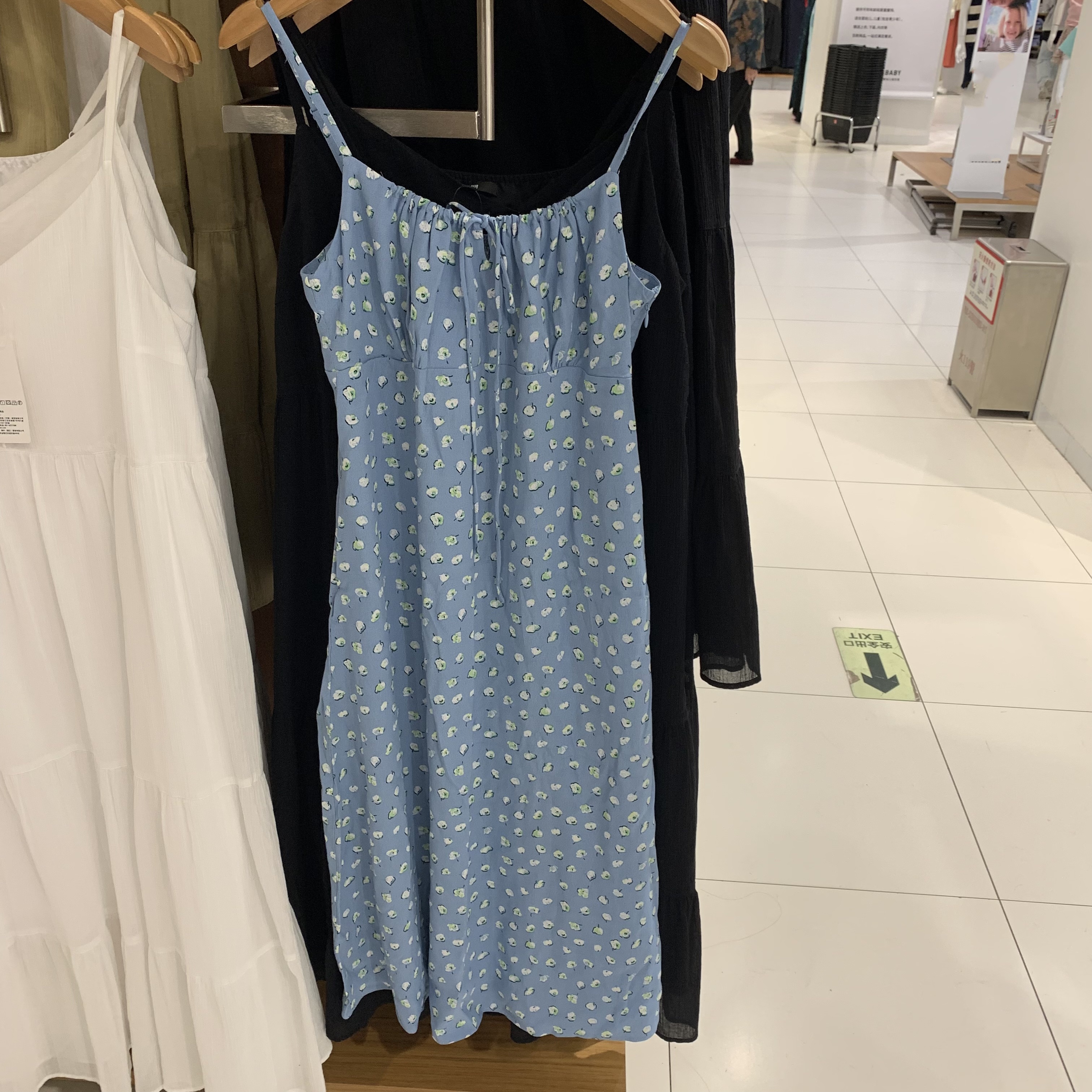 Uniqlo Sản Phẩm phòng thử đồ 2024 Mới Ngọt Ngào In Sừng Sling Hoa Đầm thon Nữ K468684 Ban Đầu 2025 M