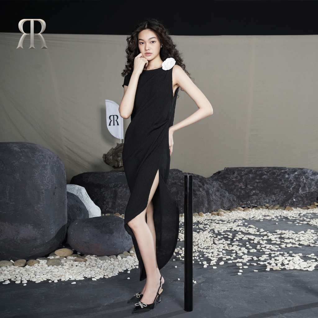Rập - đầm cổ thuyền không tay cài hoa vải thân xẻ - prime 20