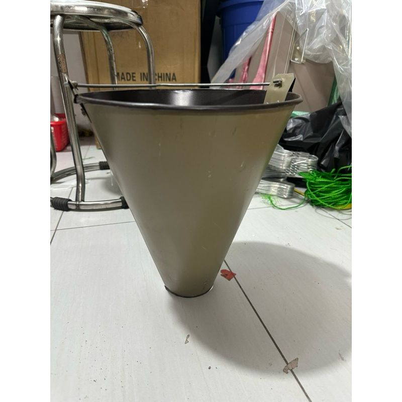 Phễu cắt tiết gà ngan vịt bằng tôn cao 27cm x 25cm x 7cm