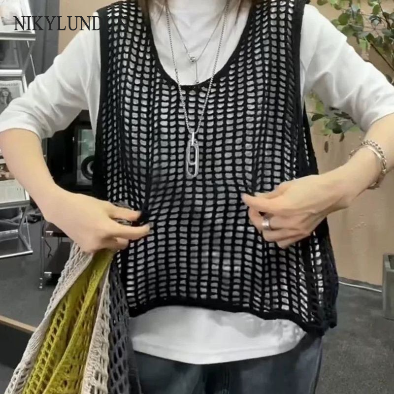 NIkyLundun เสื้อกั๊กคอวีสำหรับผู้หญิงเสื้อโค้ทตัวเล็กลำลองแบบบางแมทช์ลุคง่ายเสื้อกั๊กถักฉลุตาข่ายทรงหลวม ราคา 105 บาท*ส่งฟรี