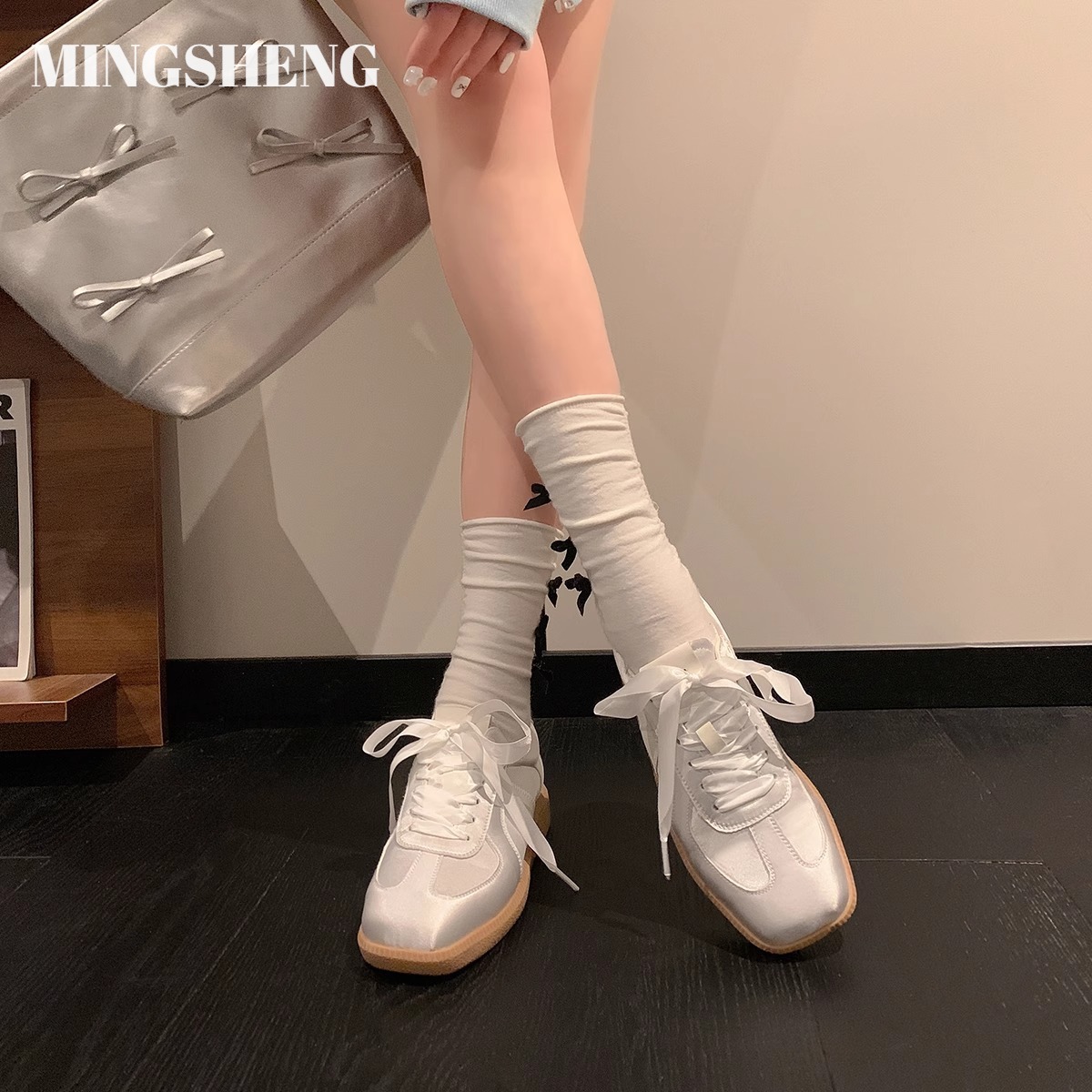 AOKANG Ballet~ Soft-soled satin square head casual versatile German training little white board shoes women ราคา 436 บาท*ส่งฟรี