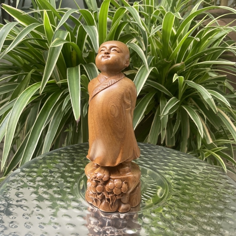 Tượng tuỳ duyên gỗ bách cao 30cm