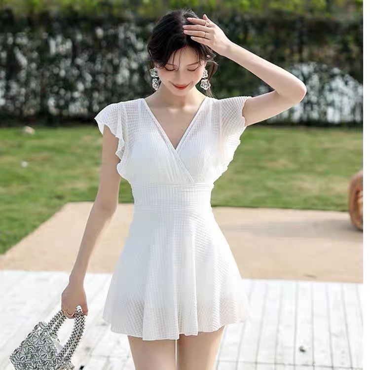 Set bộ đi biển kiểu váy liền thân váy bèo bên trong có quần đùi kín đáo