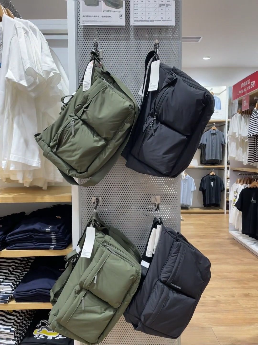 Uniqlo ชายและหญิงเหมือนกันกระเป๋าสะพายไหล่ขนาดใหญ่กระเป๋าสะพายไหล่ข้างหนึ่งกระเป๋าสะพายหลายกระเป๋าสงกรานต์ป้องกันการเดินทาง - ยี่ห้อ Uniqlo ราคา 858 บาท*ส่งฟรี