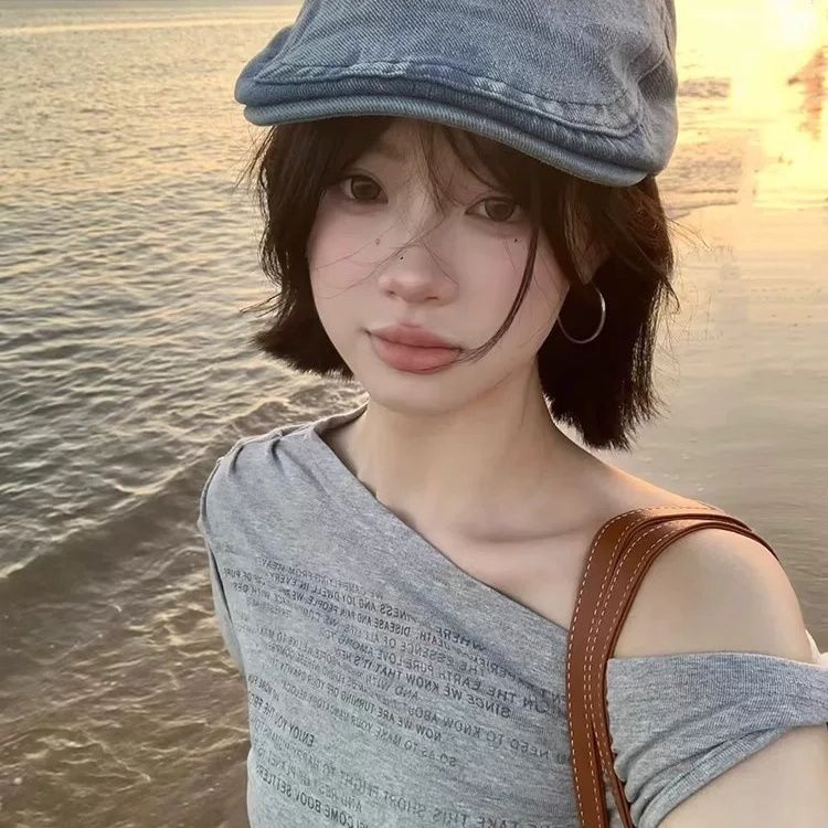 เสื้อยืดแขนสั้นไหล่เฉียงไม่สม่ำเสมอสำหรับผู้หญิง2024ฤดูร้อนแบบใหม่เสื้อตัวสั้นสาวฮอตหวานเก๋เก๋ดีไซน์ใหม่ ราคา 137 บาท*ส่งฟรี