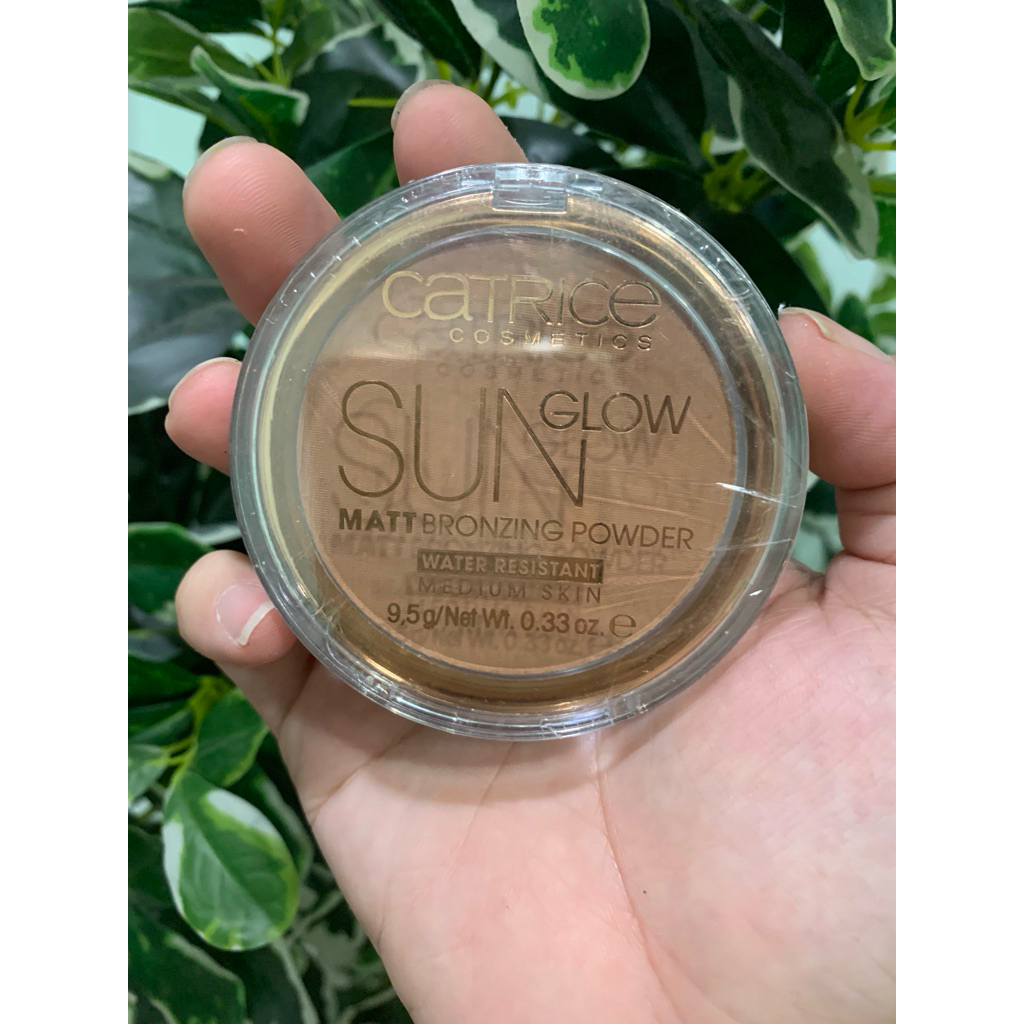 Phấn Tạo Khối Lâu Trôi Catrice Sun Glow Matt Bronzing Powder 030 MEDIUM 9.5GR - HÀNG XỊN - Sản phẩm có độ ánh nhẹ nhàng giúp che những vị trí khi trang điểm như xương quai xanh, thái dương và cải thiện những khuyết điểm trên gương mặt bạn một cách nhanh c