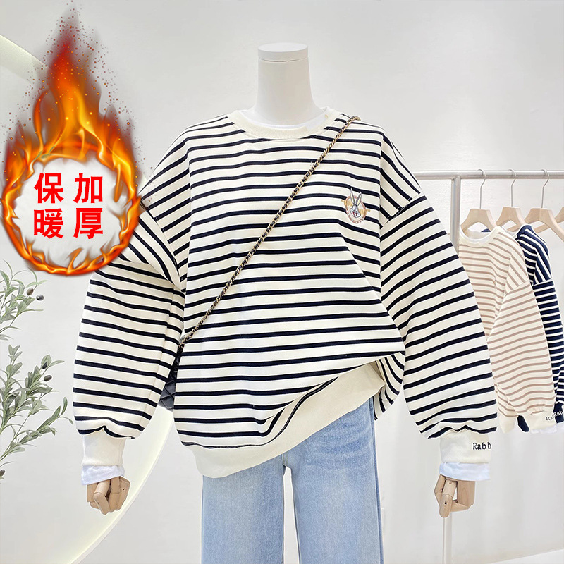 LZD เสื้อกันหนาวลายทางสำหรับเด็กผู้หญิง 2023 ใหม่ฤดูหนาวบวกกำมะหยี่หนาอบอุ่นคอกลมฤดูใบไม้ร่วงและฤดูหนาวปลอมเสื้อผ้าสองชิ้น ราคา  530 บาท*ส่งฟรี