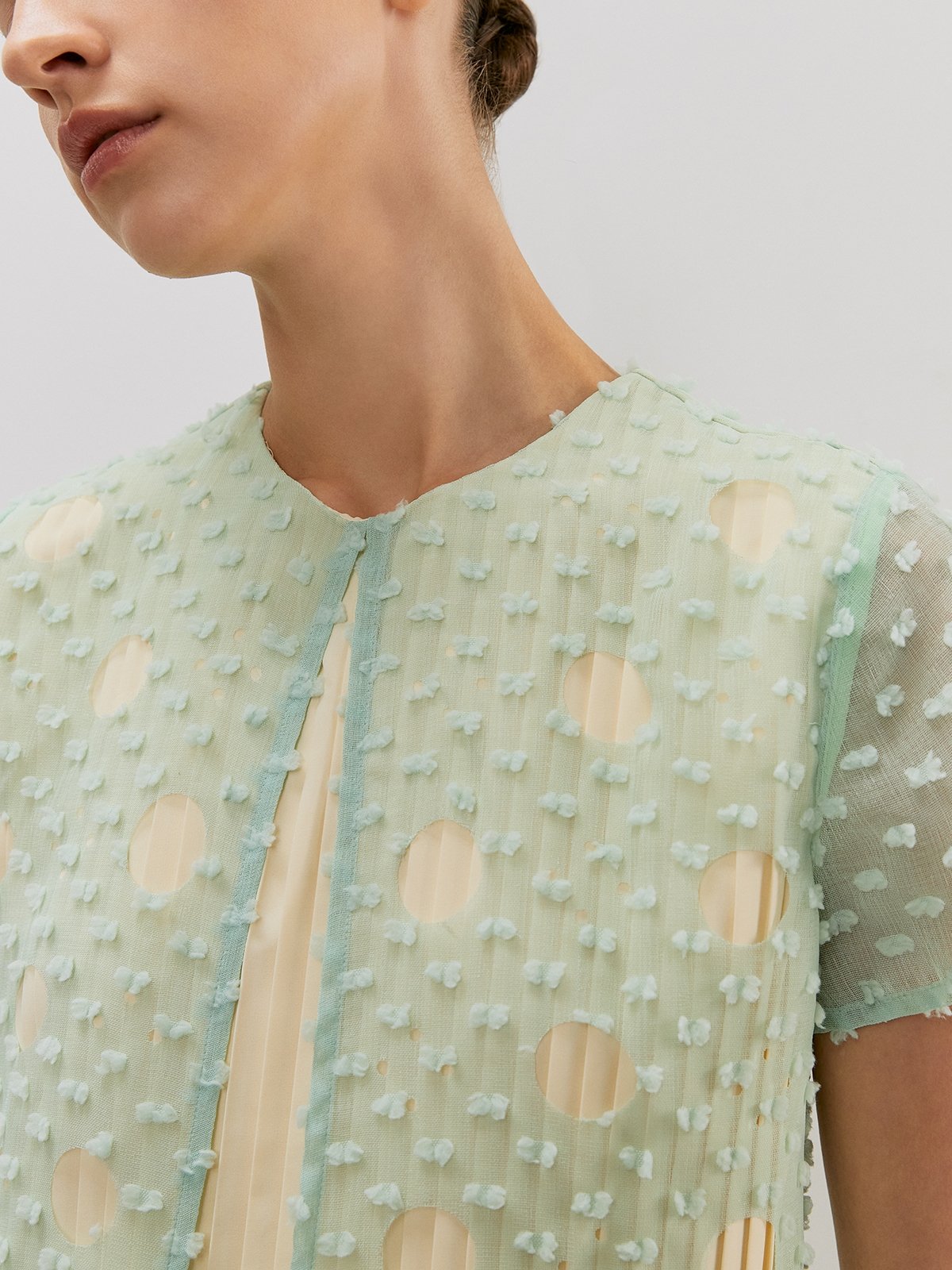 [Pomelo] Circle Cut-Out Detail Pleated Mini Dress ราคา 1,999 บาท*ส่งฟรี