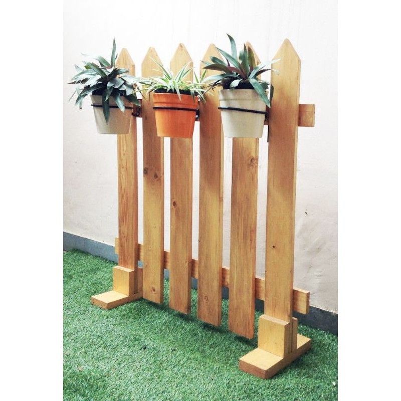 Hàng rào gỗ chắn cửa cầu thang