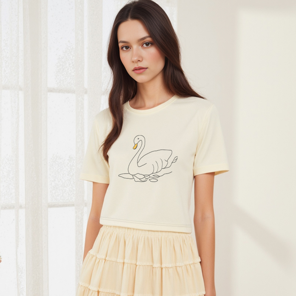 Closet Crush เสื้อยืดสำหรับผู้หญิงฤดูร้อนเกาหลีน่ารักเป็ดพิมพ์แขนสั้นคอลูกเรือปกติพอดีทุกวันพื้นฐานเสื้อยืด B250422 ราคา 126 บาท*ส่งฟรี