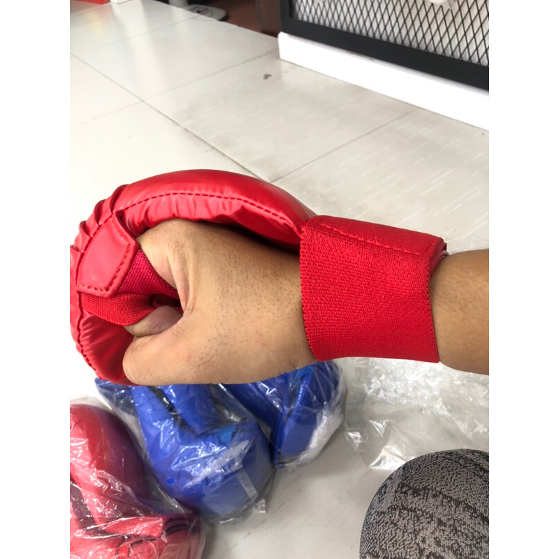 Găng tay karate 2 màu đỏ xanh xỏ ngón