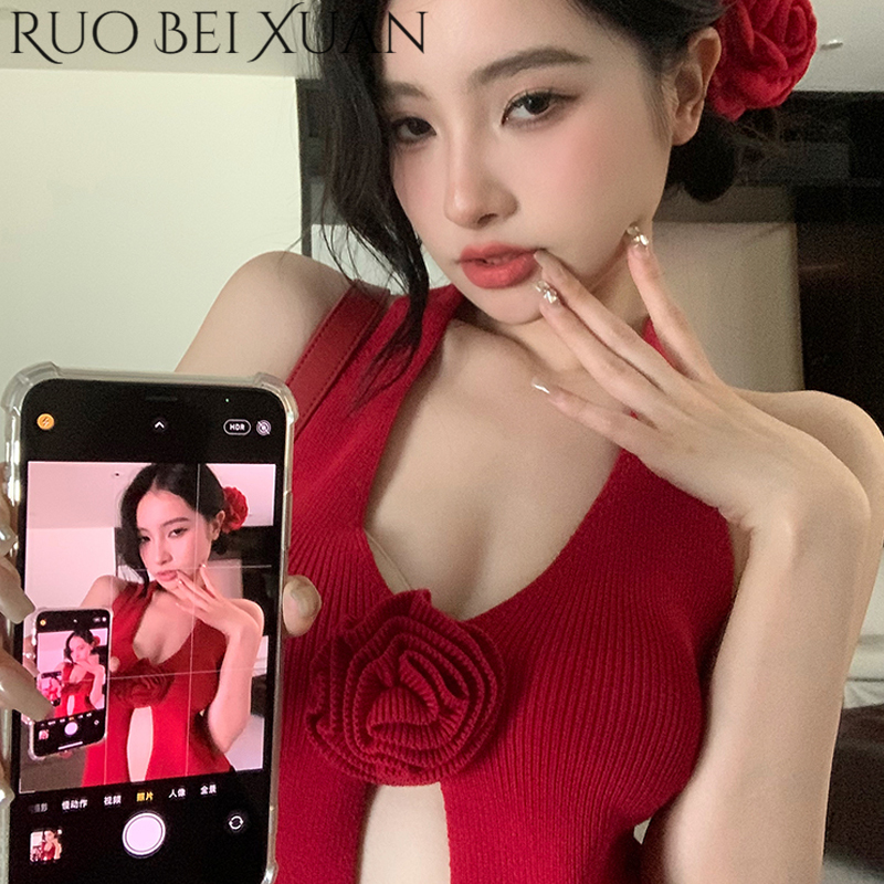Ruo Bei Xuan Captivating Curiosities Three-dimensional flower knitted halterneck v-neck sweet hottie sexy red top ราคา 97 บาท*ส่งฟรี