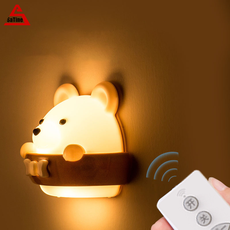 Sáng Tạo gấu đèn ngủ LED Phích cắm sạc điều khiển từ xa phòng ngủ đầu giường không thủng Đèn tường bảo vệ mắt