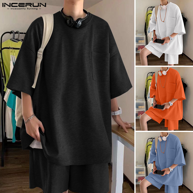 Charmkpr Store Bộ Nam Hiệu incerun Áo thun tay ngắn cổ tròn dáng rộng màu trơn & quần soóc 2 Bộ Đồ thường ngày (phong cách Hàn Quốc)