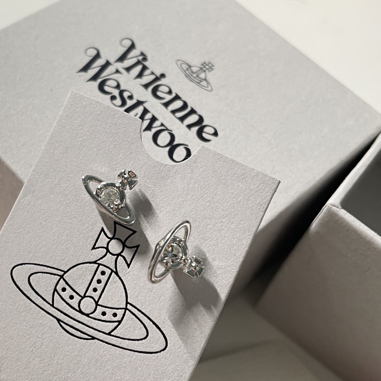 ❇☾Vivienne Westwood Vivienne Nữ Hoàng mẹ Tây Zircon cổ điển 925 Kim bạc Mini Saturn Bông tai của phụ nữ thích hợp hoa tai đơn giản