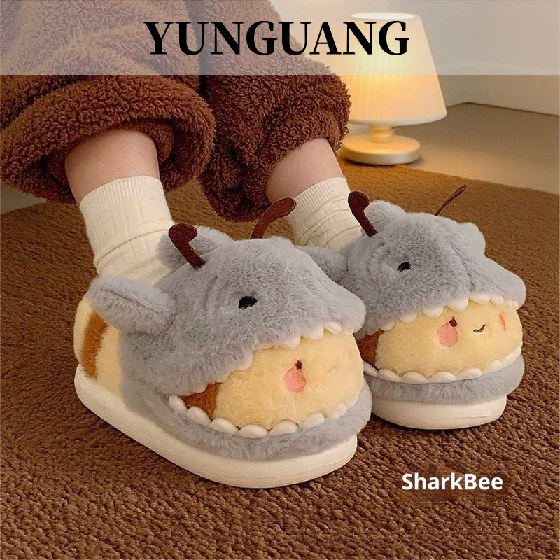 YUNGUANG Giày lười hoạt hình cá mập và ong dễ thương, giữ ấm cho cả nam và nữ, đế chống trượt bằng EVA