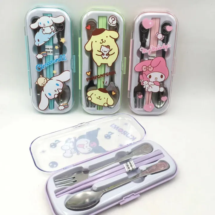 VIVOLILV 3ชิ้น ชุดช้อนส้อมเด็ก เซตช้อนส้อม ช้อน คุโรมิ กล่องช้อนเด็ก ช้อนส้อมแสตนเลส ช้อนส้อมลายการ์ตูน สำหรับเด็กเล็ก ชุดช้อนส้อมเด็กพกพาพร้อมกล่อง ราคา 40 บาท*ส่งฟรี