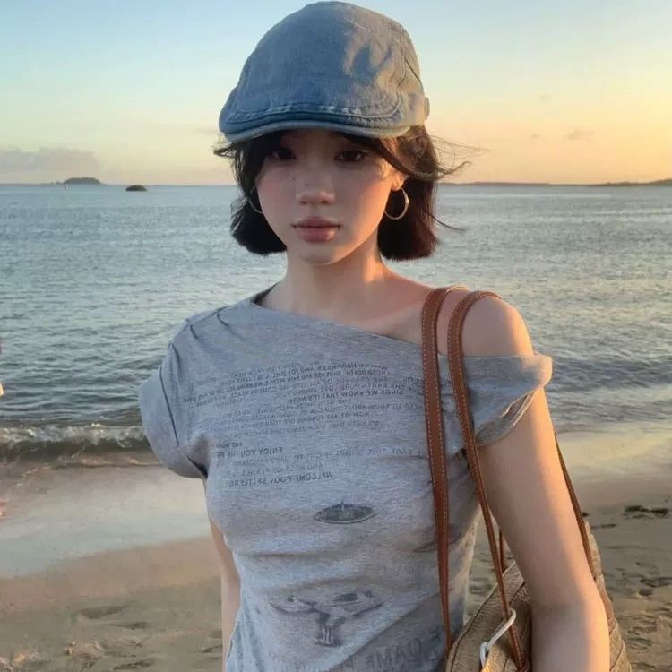 เสื้อยืดแขนสั้นไหล่เฉียงไม่สม่ำเสมอสำหรับผู้หญิงฤดูร้อนปี2024แบบใหม่ดีไซน์ใหม่เสื้อตัวสั้นสาวฮอตหวานเก๋ไก๋ ราคา 139 บาท*ส่งฟรี