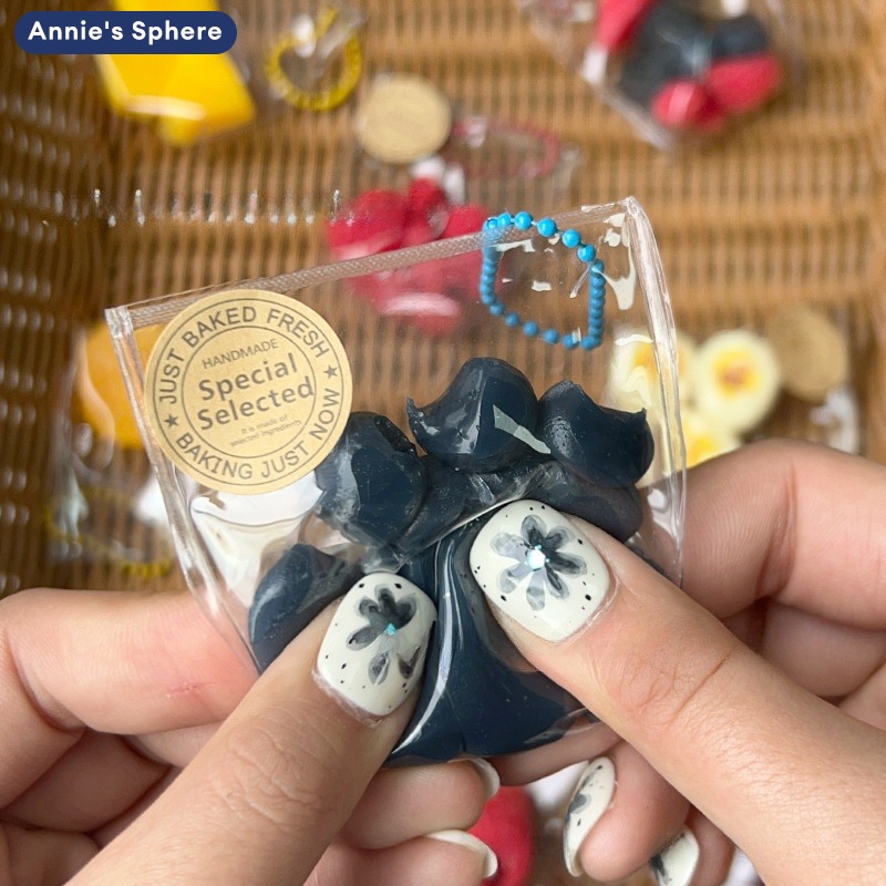 โมเดลฟิกเกอร์ อาร์ตทอย กล่องสุ่มของสะสม ของเล่นและโมเดลสะสม Annie's Sphere Is a Stress-Relieving Toy Made from Soft Rubber. Simulate Fruits in a Bag Gives a Realistic Feeling Suitable for Relaxing and Having Fun