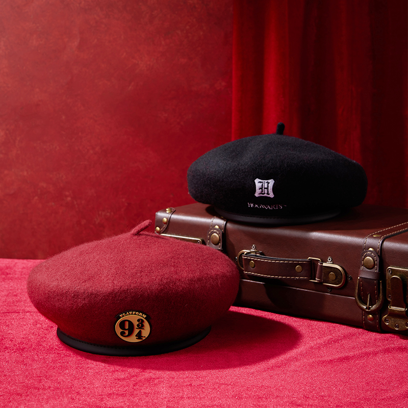 MINISO Official Harry Potter Red Black Beret Hat Fashion Wool Beret Wizard Style Vintage French Cap for Women ราคา 539 บาท*ส่งฟรี