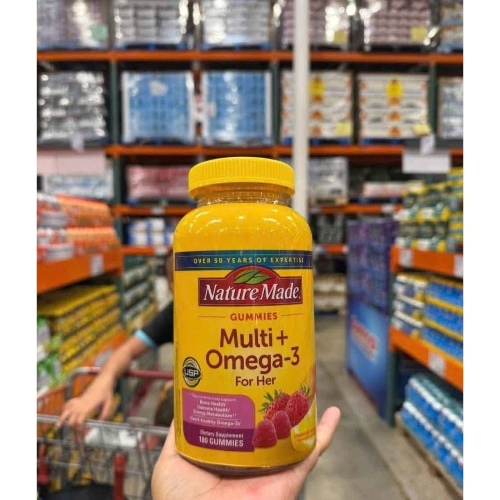 Kẹo nhai bổ sung vitamin Nature Made Multi + Omega-3 Gummies For Her 180 viên của Mỹ - • Giúp tim khỏe, để tối còn có sức “cãi tay đôi” với chồng. • Hỗ trợ xương chắc, để mai mốt bế con, bưng thùng đồ sale cũng không la đau lưng. • Tăng năng lượn