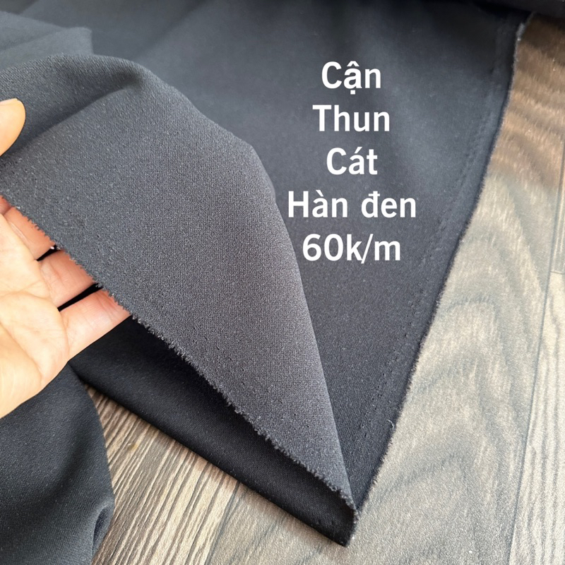 Vải Thun cát Hàn đen-Mình hàng dầy dặn, mặt phải cát mặt trái trơn như umi, chất dầy đầm tay co giãn 4 chiều suôn tơi.