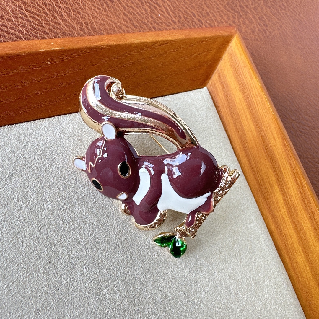 HUIJIGPainted enamel squirrel brooch small animal pinHuijig