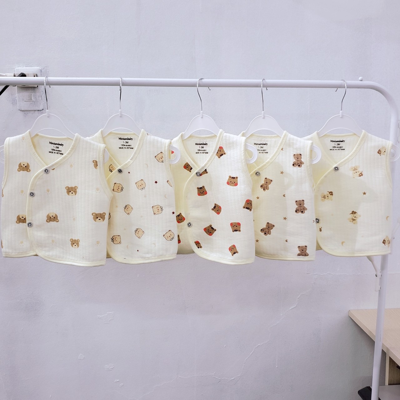 Áo gile cúc lệch nỉ xốp trần bông thu đông in họa tiết cho bé trai gái sơ sinh (5-10kg)