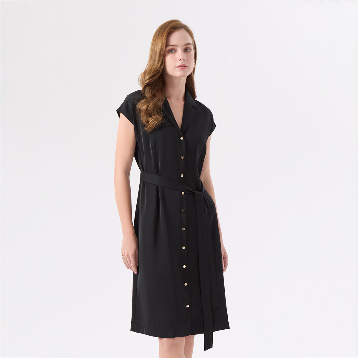 ESPADA เดรสคอวีมีปก ดีเทลกระดุม ผู้หญิง สีดำ | V-neckline Dress with a Collar and Button Details | 05027 ราคา 1,817 บาท*ส่งฟรี