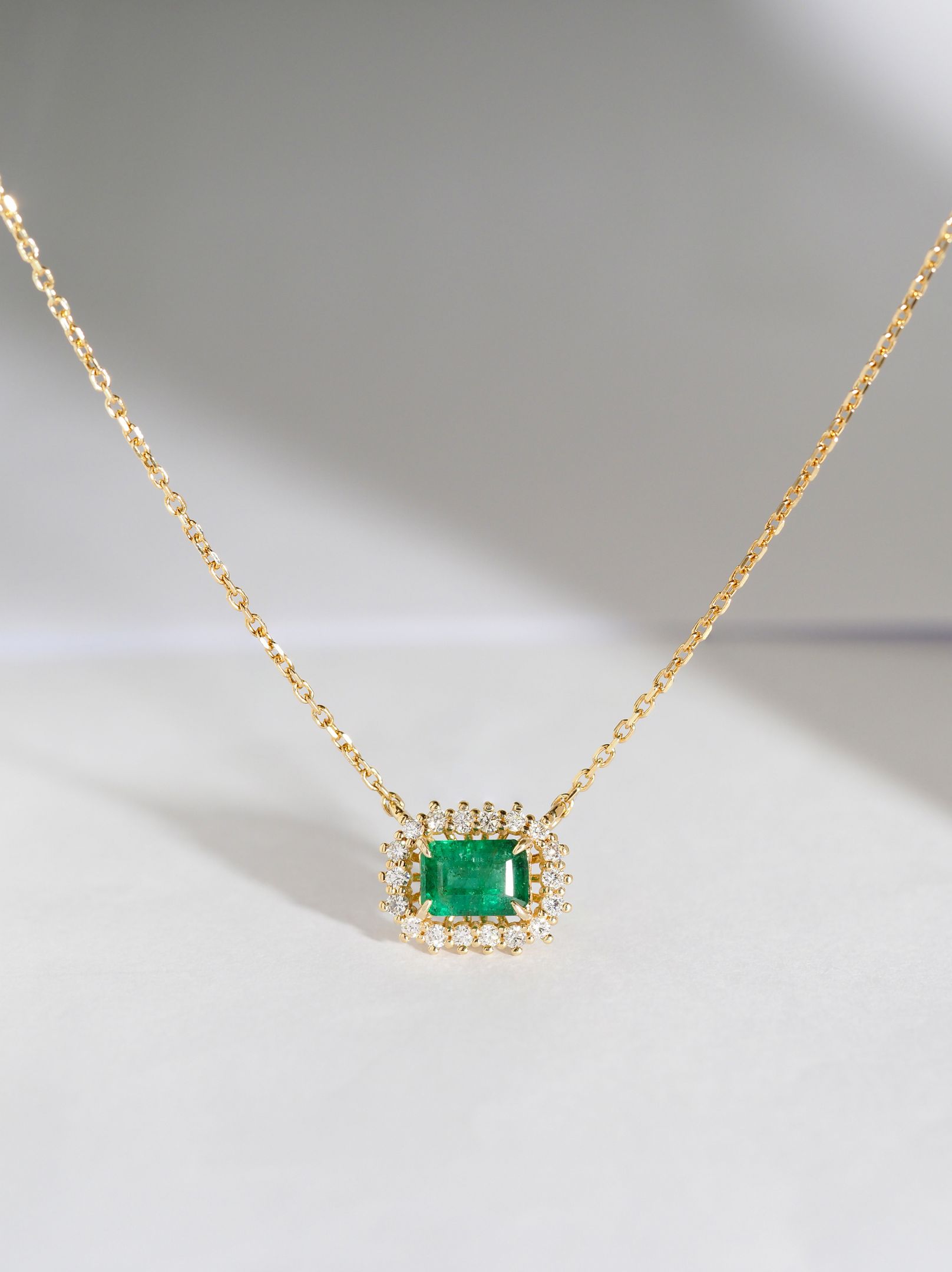 สร้อยคอ Axora Jewellery Halo Vintage มรกต 14K มรกตประดับเพชร ดีไซน์วินเทจ ราคา 46,967 บาท*ส่งฟรี