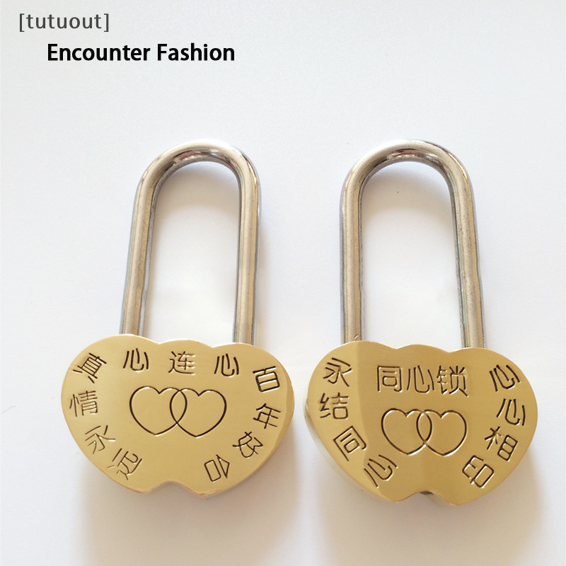 VOCKOO [Tutuout] 1 Mini Couple Magazine Journal Key - shaped jewelry storage case Heart key Small metal key Marry hook hanging bag VN ราคา 29 บาท*ส่งฟรี
