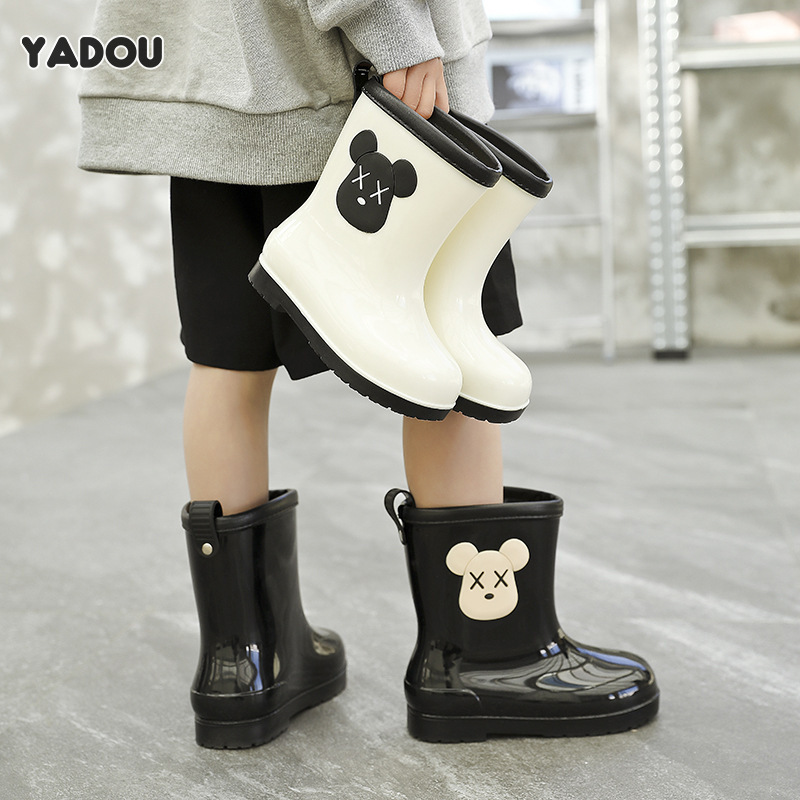 YADOU รองเท้ากันฝนเด็ก น้ำหนักเบา เป็นมิตรกับสิ่งแวดล้อม รองเท้ากันฝนเด็กชายและเด็กหญิง ที่คลุมรองเท้านักเรียน รองเท้าลุยน้ำเด็ก พื้นกันลื่น ราคา 424 บาท*ส่งฟรี