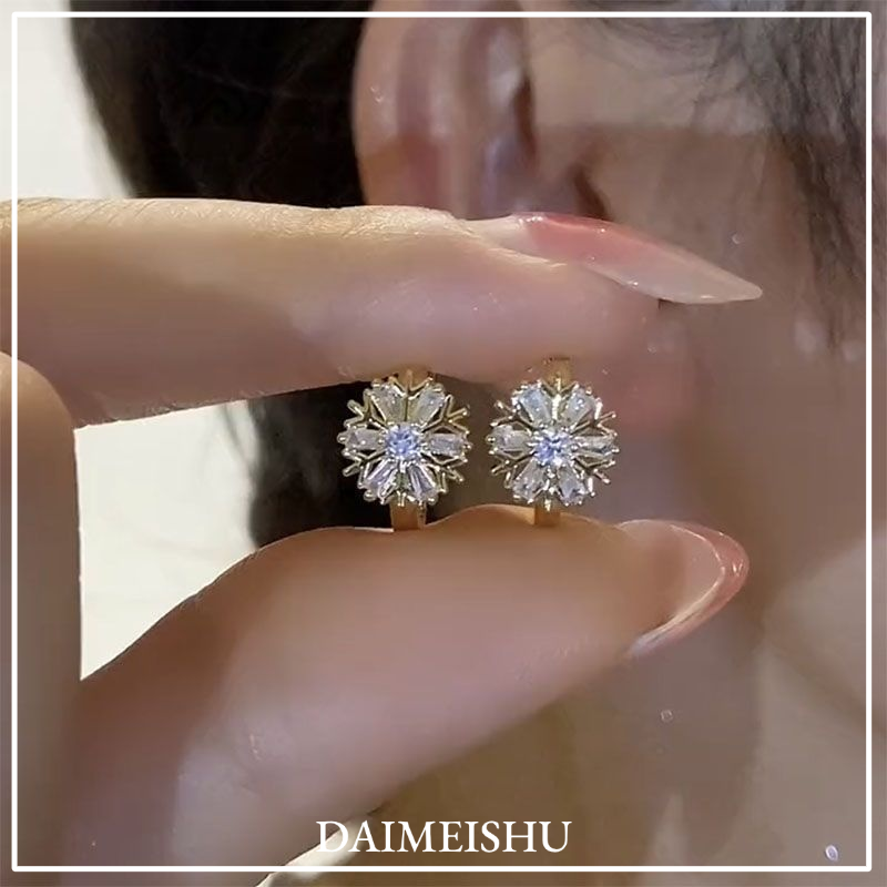 DAIMEISHU Elegant Snowflake Stud Earrings with Sparkling Crystals, Fashionable Floral Design for Women ราคา 20 บาท*ส่งฟรี