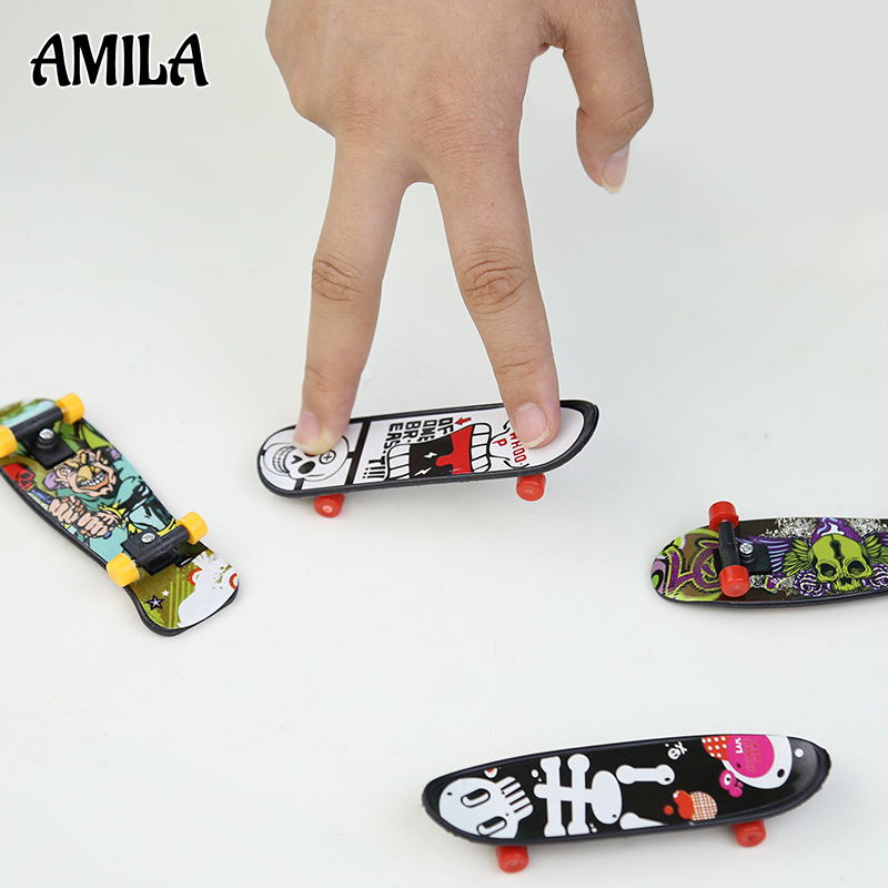 AMILA Mini Finger Skateboard Toy Creative Desk Play for Kids ราคา 17 บาท*ส่งฟรี
