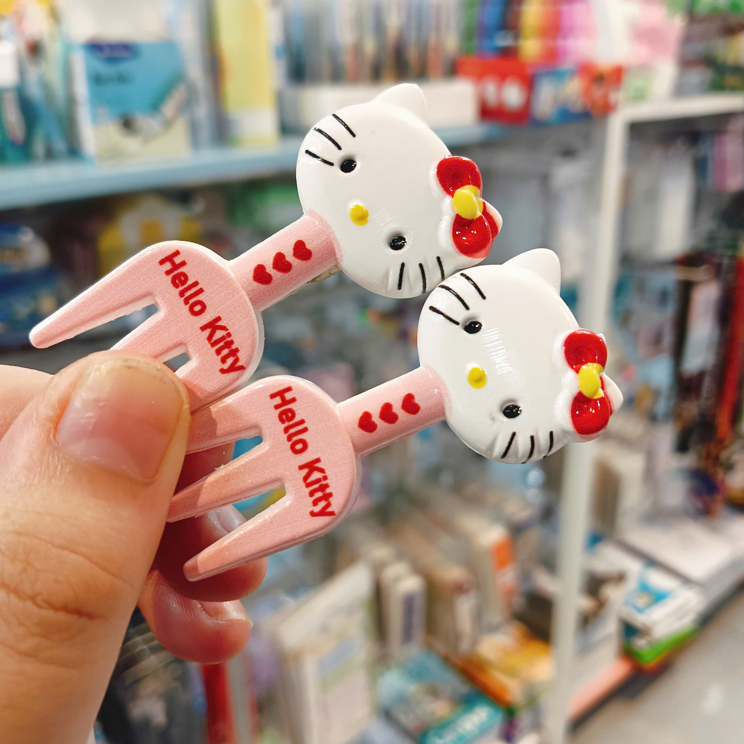 Giao Mẫu Ngẫu Nhiên Kẹp Tóc Hình Nĩa Hello Kitty Siêu Đáng Yêu – Thiết Kế Độc Lạ, Chất Liệu Bền Đẹp, Phụ Kiện xinh xắn