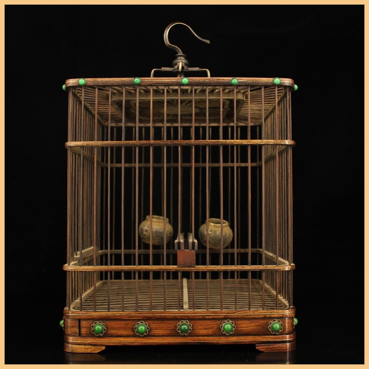 Lồng chim bằng gỗ được làm thủ công, cao 40 cm, rộng 23 cm.