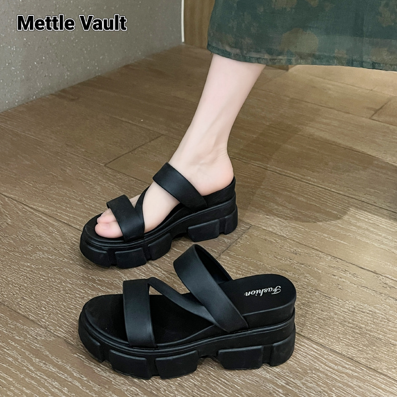 Mettle Vault Women's sandals thick sole fashionable all-match high-end flat sandals ราคา 144 บาท*ส่งฟรี