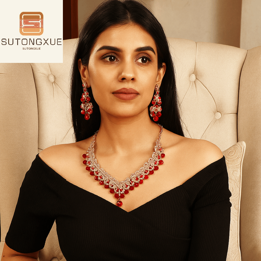 SUTONGXUE คริสตัล ชุดเครื่องประดับเจ้าสาวประดับเพชร หรูหรา หยดน้ำ สร้อยคอและต่างหูดอกไม้ แฟชั่น ระยิบระยับ ชุดเครื่องประดับงานแต่งงาน ประกวด ราคา 172 บาท*ส่งฟรี