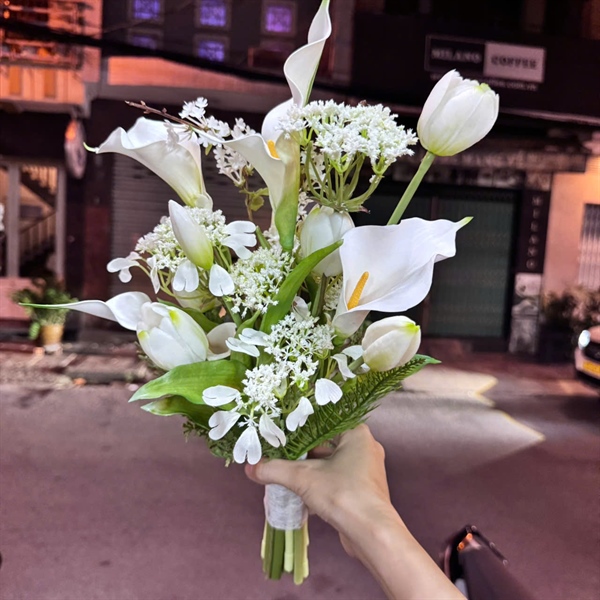Hoa cầm tay cô dâu Callalily trắng mix thúy châu cho ngày cưới t12-2025