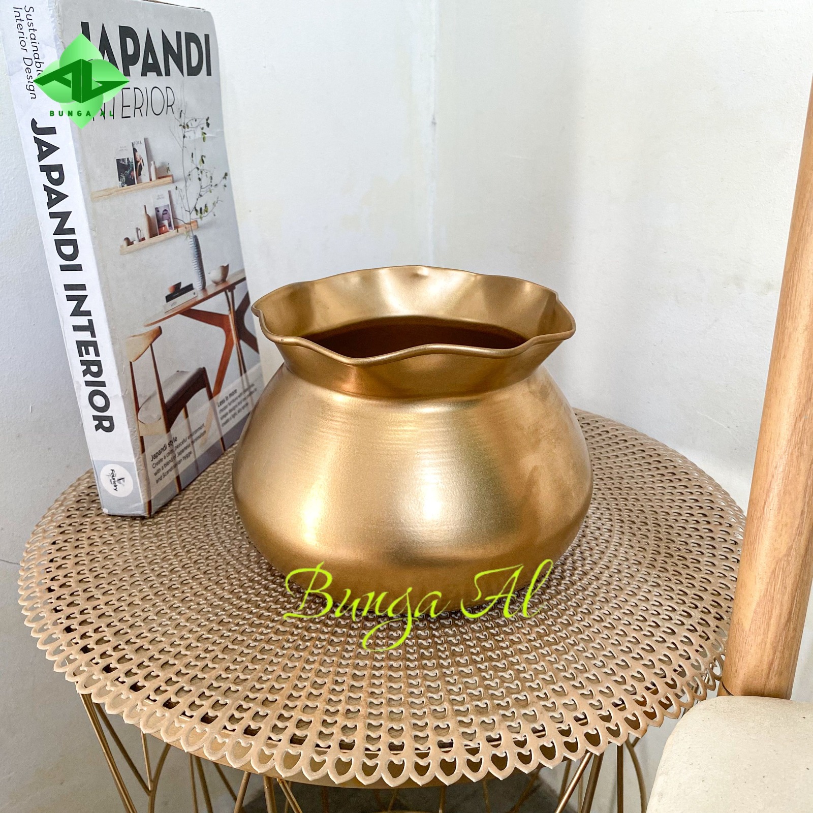POT Bunga artifisial Kendi Gold Aesthetic Hiasan Bunga Plastik Hiasan Dekorasi Meja Rumah Kantor POT B…