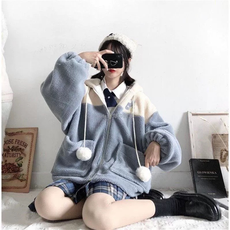 Áo khoác lông cừu mũ tai gấu thêu túi vuông phối màu trắng dễ thương, áo lông nữ mượt mà form rộng xanh nâu ulzzang