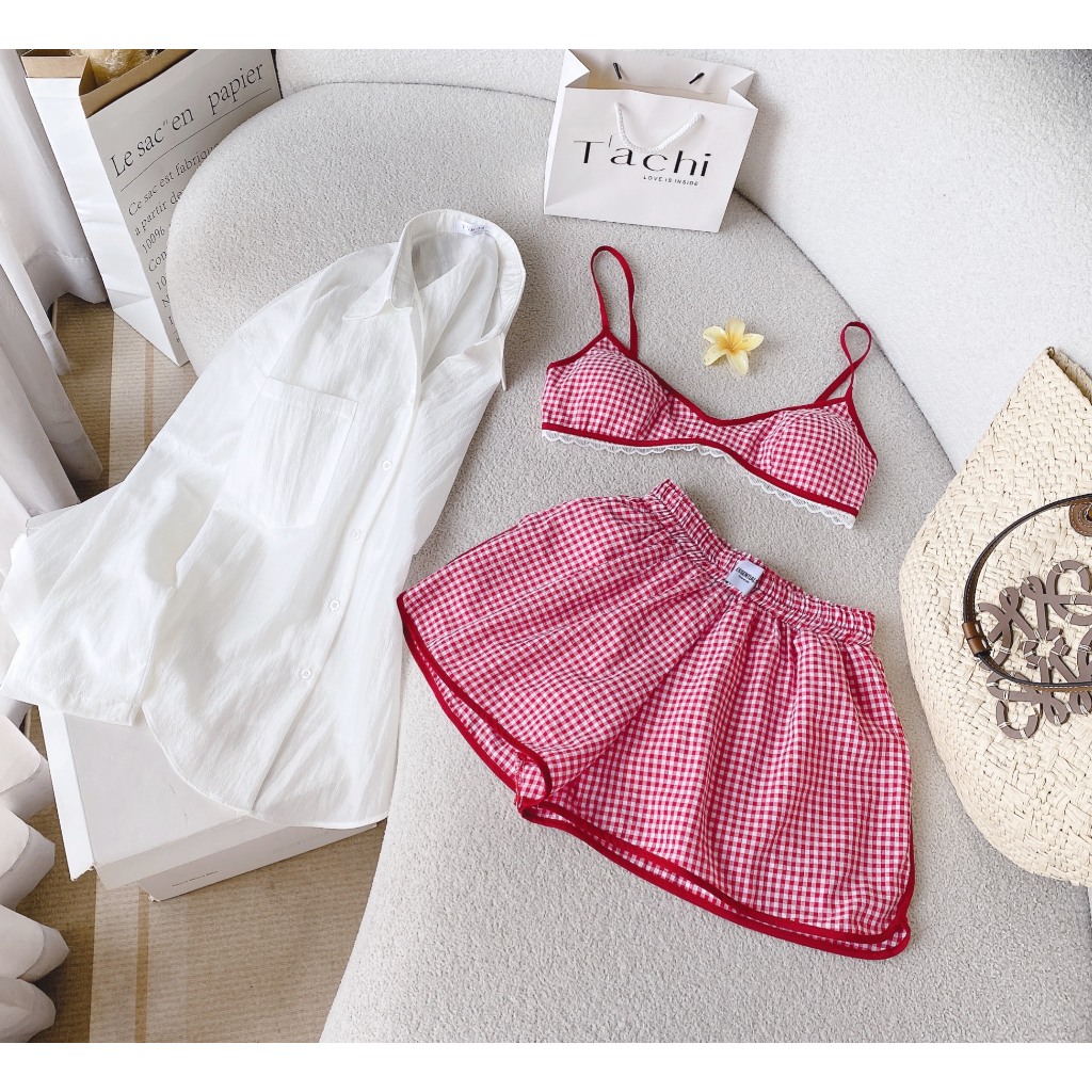 SET BIKINI ĐI BIỂN 3 MÓN: ÁO BRA CARO ĐỎ PHỐI VIỀN REN + ÁO SƠ MI TRẮNG + QUẦN SHORT CARO ĐỎ LƯNG TH